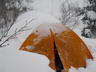 一晩で1/3ほど雪に埋もれた天幕