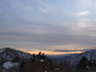 南の雲がたなびく夕景