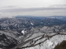 水上の町の向こうに足尾の山塊と赤城山